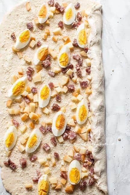 farcire con uova sode, salame e formaggi - Ricetta Tortano napoletano