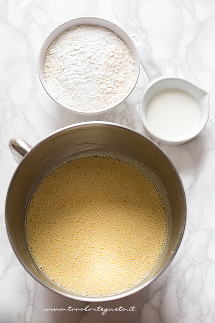 Montare uova, zucchero e aromi - Ricetta Ciambellone