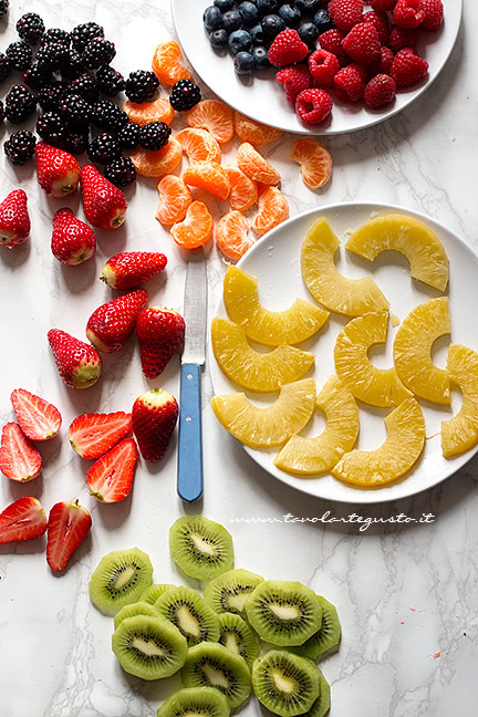 frutta di stagione per decorare la crostata alla frutta - Ricetta Crostata di frutta