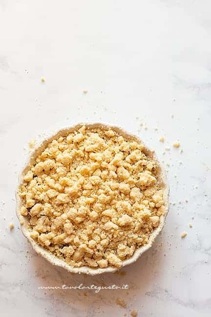 Ricoprire le ciliegie di briciole - Ricetta Crumble di ciliegie
