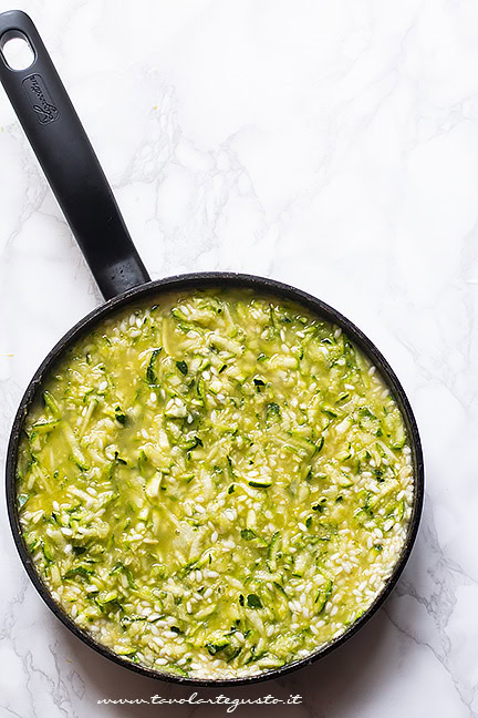Aggiungere il brodo vegetale - Ricetta Risotto con zucchine