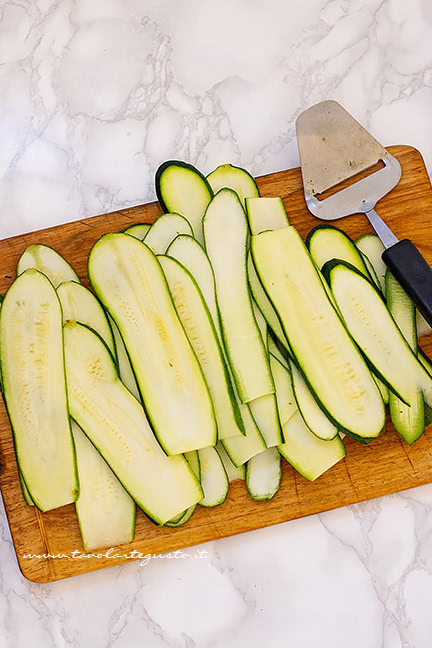 Affettare le zucchine - Ricetta parmigiana di zucchine