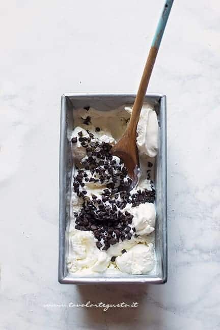 Aggiungere scaglie o gocce di cioccolato - Ricetta Gelato Stracciatella