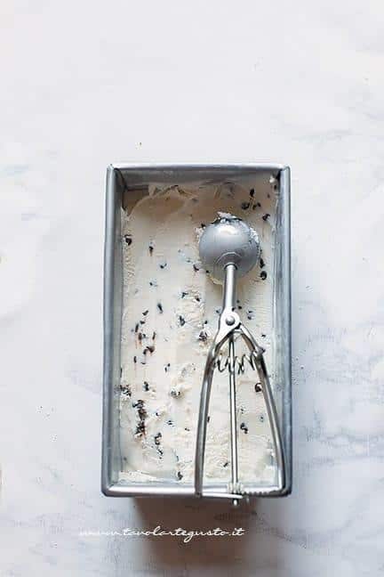 Gelato alla stracciatella cremoso e goloso pronto da servire - Ricetta Gelato Stracciatella