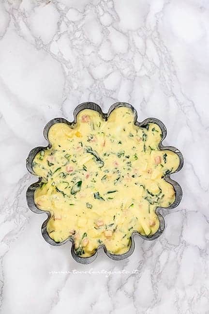Versare il composto in teglia - Ricetta Torta 7 vasetti salata