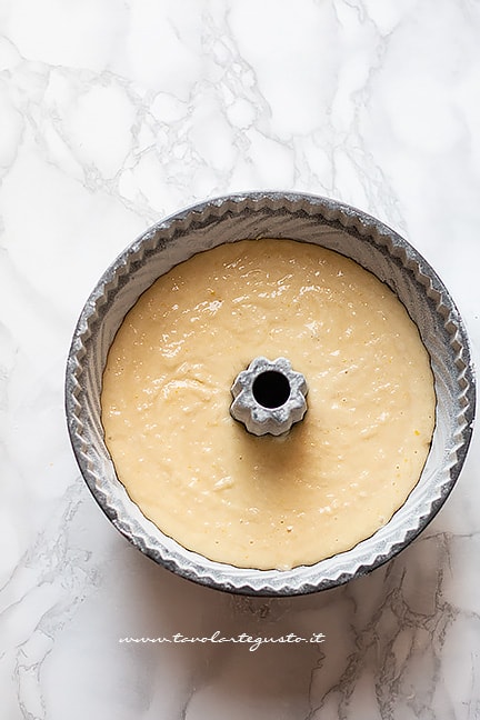 Versare l'impasto in teglia - Ricetta Ciambella al cocco