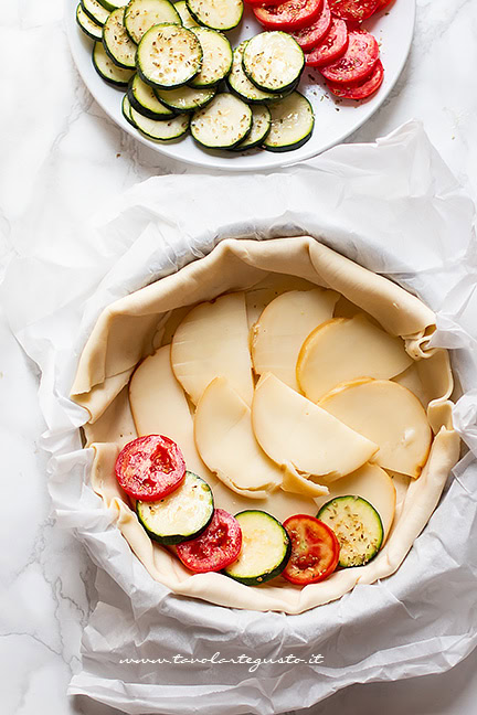 come fare la torta salata zucchine e pomodori