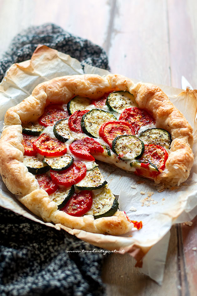 torta salata zucchine e pomodori fetta