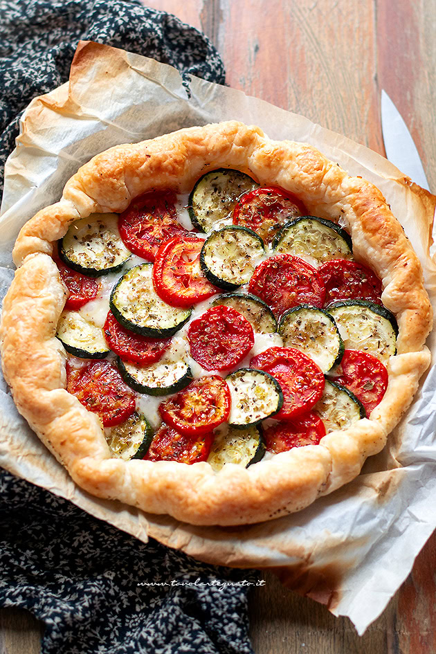 torta salata zucchine e pomodori sfornata