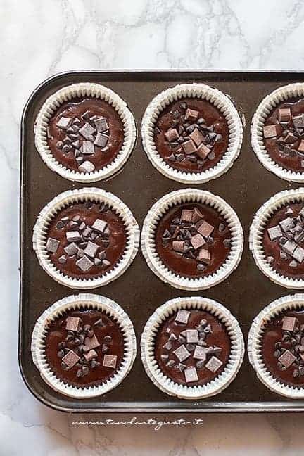 Aggiungere gocce di cioccolato - Ricetta Muffin al cioccolato
