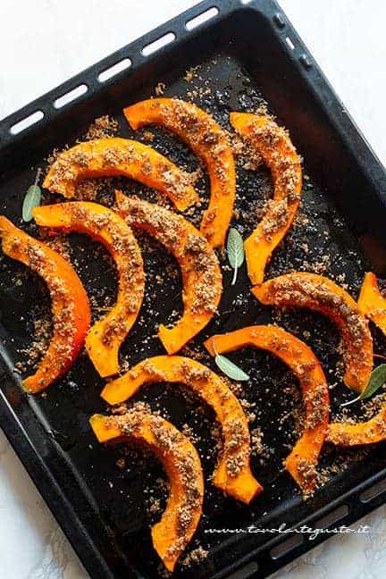 aggiungere la panatura alle fette di zucca - Ricetta Zucca gratinata