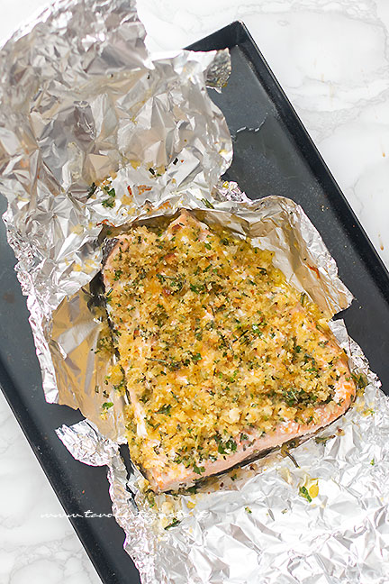 aggiungere il mix di erbe aromatiche -Ricetta Salmone al forno