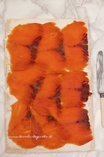 farcire il rotolo salato con il salmone - Ricetta tronchetto di natale salato