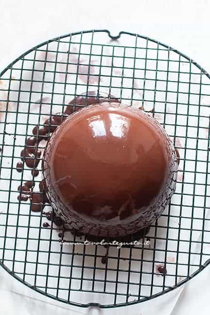 versare il cioccolato sul dolce - Ricetta Parrozzo