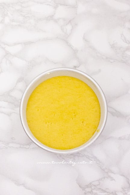 versare l'impasto nello stampo da zuccotto -Ricetta Parrozzo