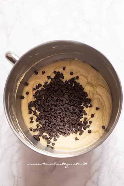 aggiungere le gocce di cioccolato all'impasto - Ricetta Torta arancia e cioccolato