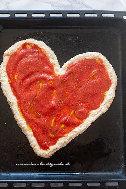 condire con pomodoro - Ricetta Pizza a forma di cuore