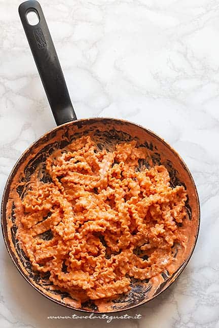 mantecare la pasta con sugo e ricotta - Ricetta Manfredi con la ricotta