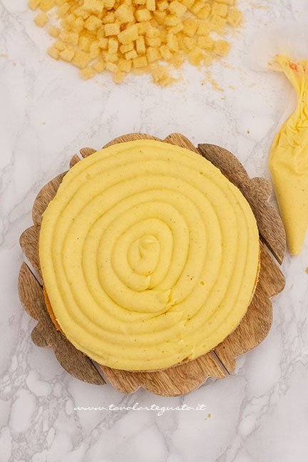 farcire e decorare la Torta mimosa - Ricetta Torta mimosa