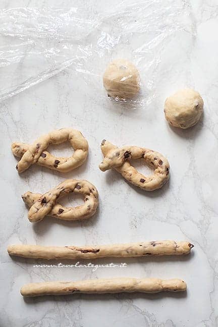 formare le graffe - Ricetta graffe con gocce di cioccolato