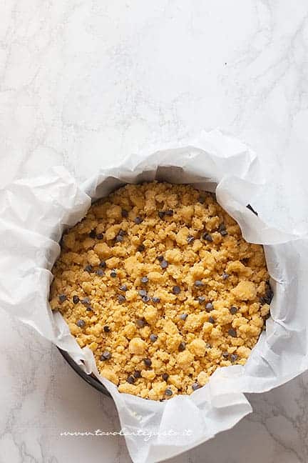 ricoprire con frolla sbriciolata e cioccolato -Ricetta Sbriciolata alla ricotta e cioccolato