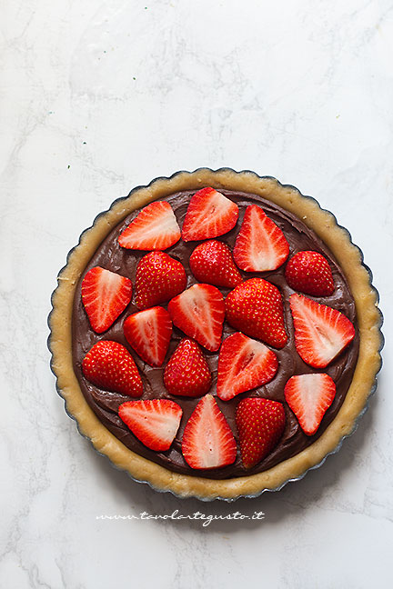 affondare le fragole nella crema al cioccolato - Ricetta Crostata cioccolato e fragole