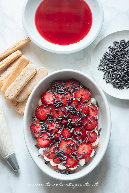 assemblare il tiramisù fragole e cioccolato