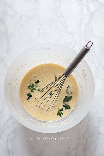 pastella uova, latte e farina - Ricetta Clafoutis salato