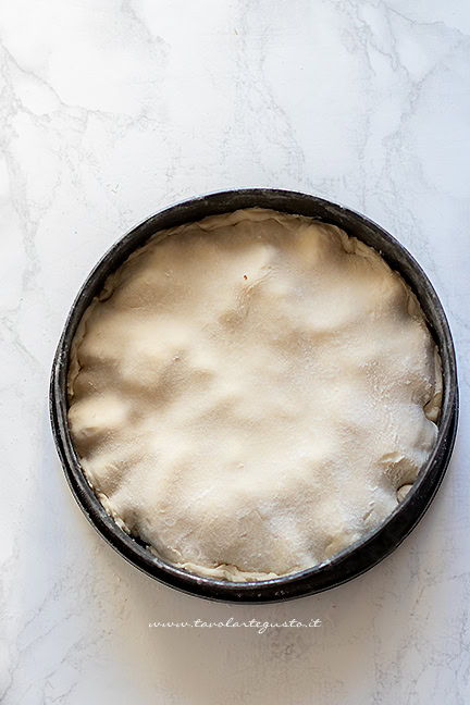 richiudere la Tart tatin con la pasta brisèe