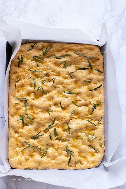 stendere la focaccia di zucca in teglia