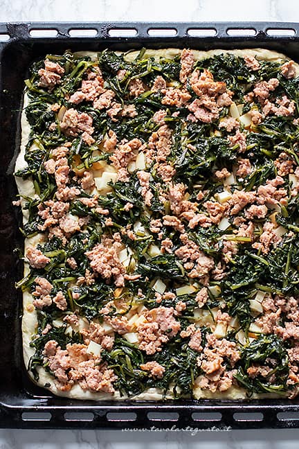 aggiungere salsiccia e cicoria - Ricetta Pizza con cicoria