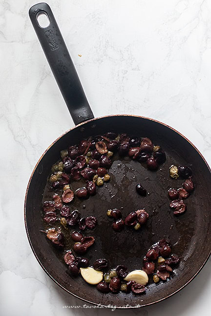 preparare il soffritto con aglio, olio - Ricetta Cicoria in padella