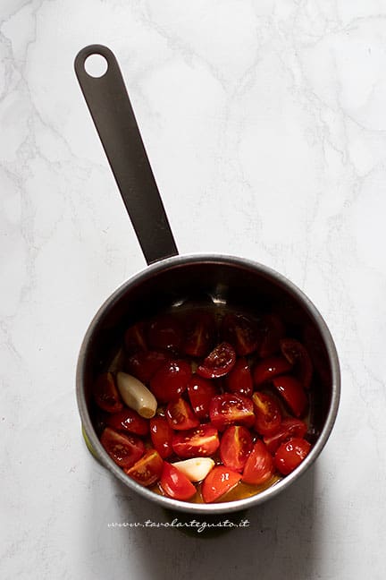 soffriggere aglio, olio, pomodorini- Ricetta Zuppa di fagioli