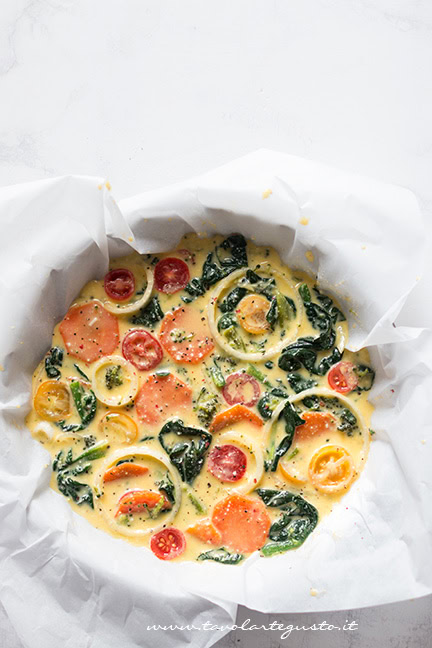 Versare la frittata di verdure in uno stampo - Ricetta Frittata di verdure