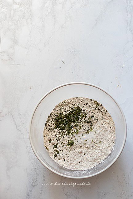 aggiungere il rosmarino - Ricetta Lingue di suocera