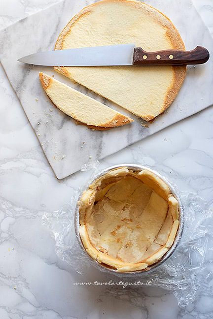 foderare lo stampo con pan di spagna - Ricetta Zuccotto gelato