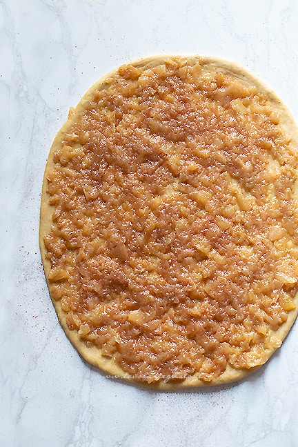 aggiungere il ripieno di mele - Ricetta Brioche di mele
