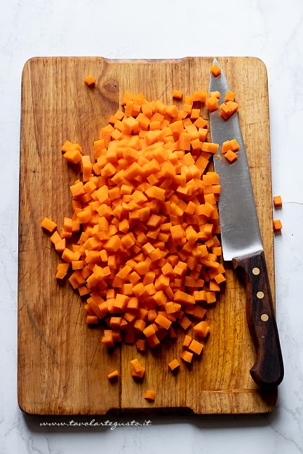 tagliare a dadini la zucca - Pasta con la zucca
