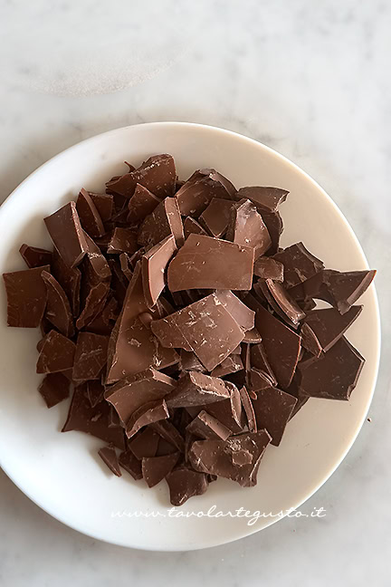 preparazione torta con uova di pasqua