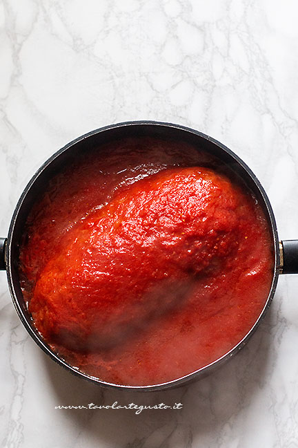ricoprire il polpettone di sugo - Ricetta Polpettone al sugo