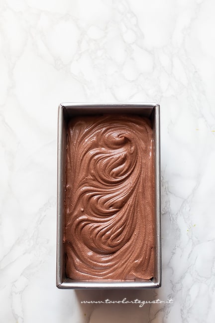 raffreddare in freezer il gelato al cioccolato