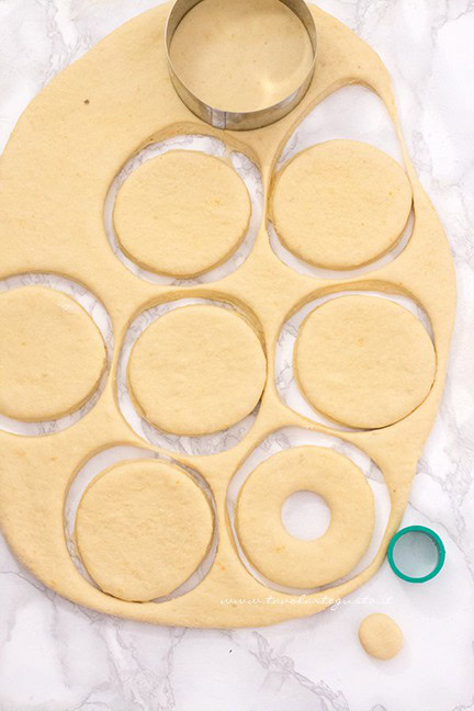 dare la forma a ciambelle ai fatti fritti