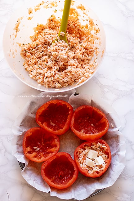 farcire e cuocere i pomodori ripieni di riso
