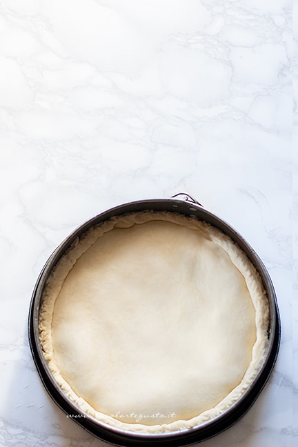 ricoprire con brisè la torta di cipolle