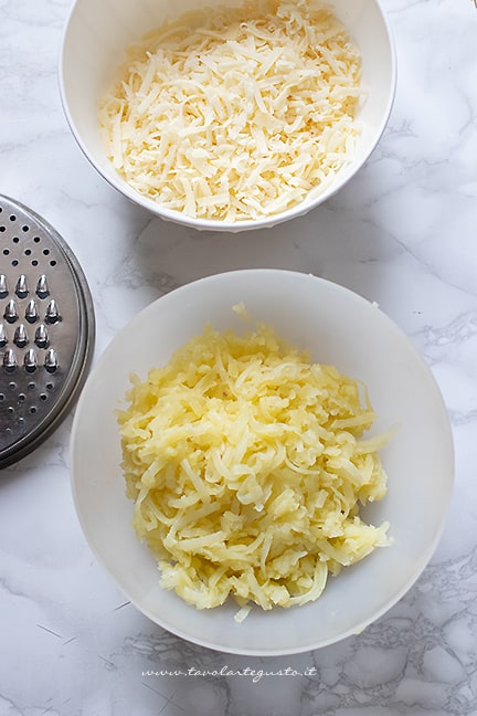 grattugiare le patate per frico