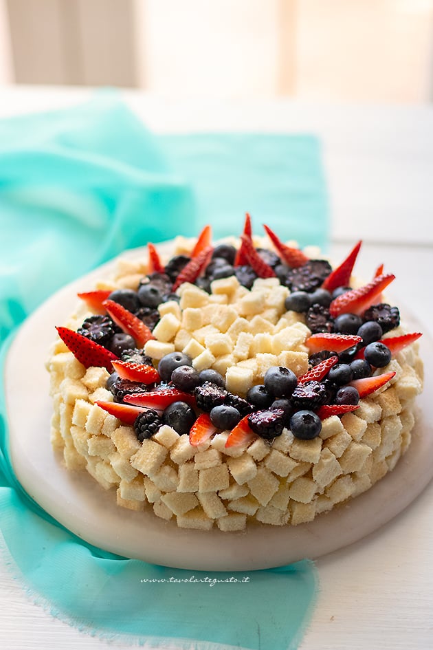 Torta mimosa ai frutti di bosco