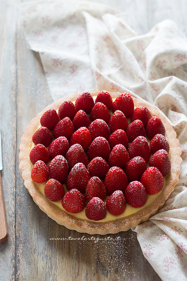 crostata alle mandorle e fragole ricetta