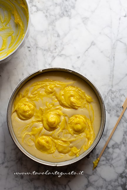 come aggiungere la crema nella torta nua