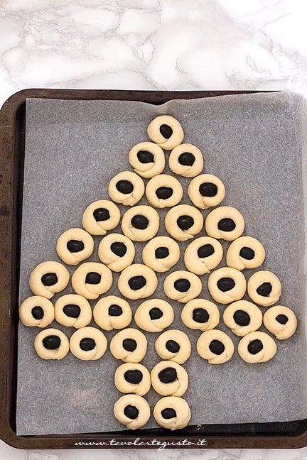 come formale la focaccia a forma di albero di natale