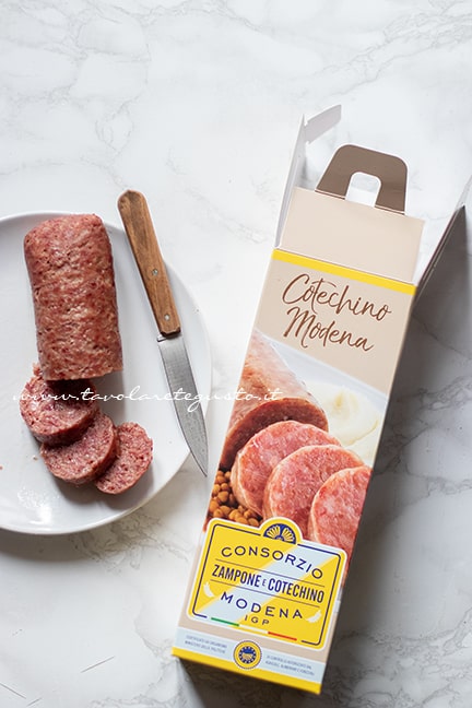 cuocere il cotechino per i cestini di sfoglia